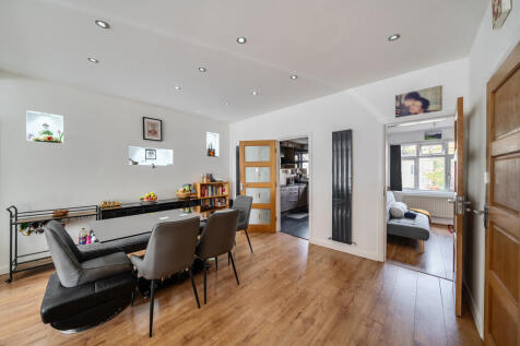 1376244-12-690b2b...