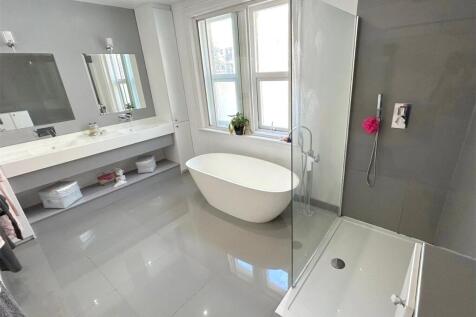 Main Bathroom/Wc 1