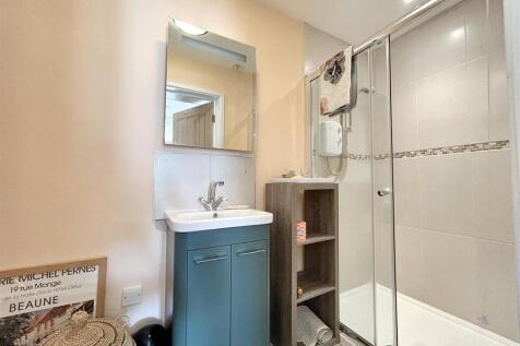Annexe Shower Room.jpg