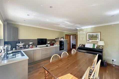 Kitchen 2.jpg