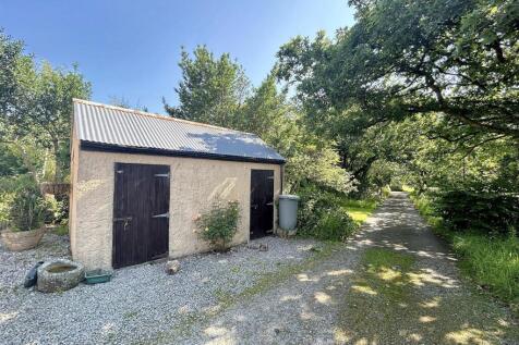 Outbuilding and Drive.jpg