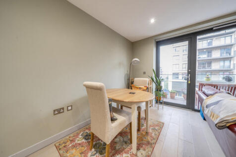 1365843-9-68f111a...