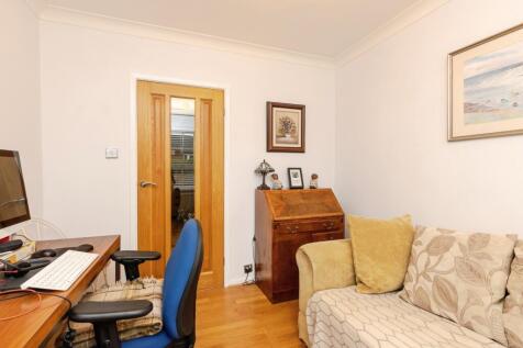Bedroom/ Home Office