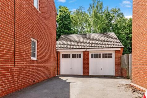 Garage/ Driveway