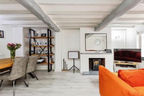 Living Room/ Dining