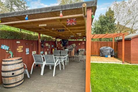 Bar/Decking Area