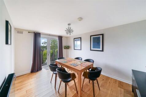 Dining Room/Bed 3