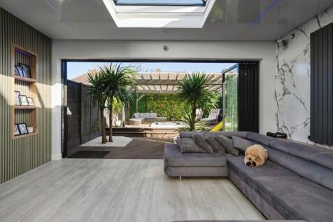 Living Room / Garden