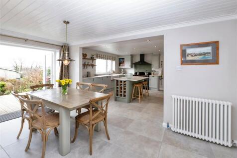 Kitchen/ Dining Room
