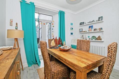 Dining Room/Bed 5