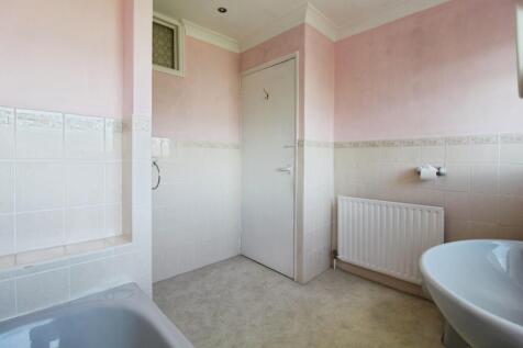 pbox-bathroom-302819.JPG