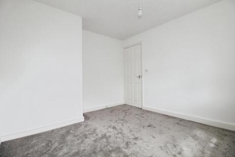 pbox-bedroom-312800.JPG