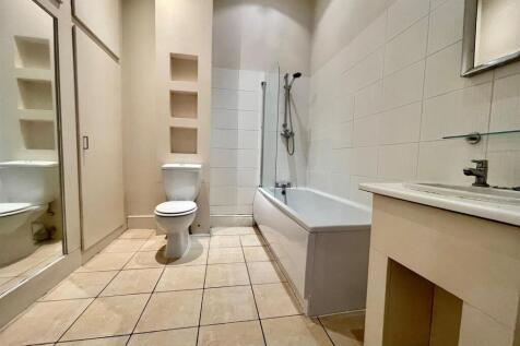 Spacious Bathroom/WC
