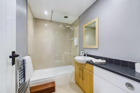 En-suite to Bedroom 4