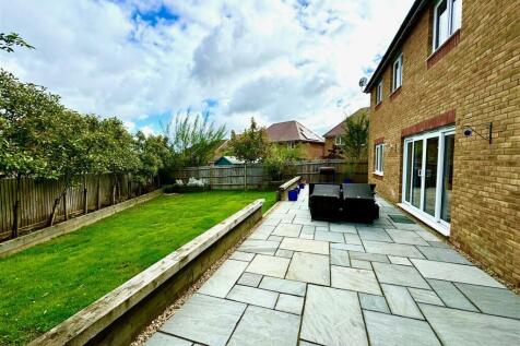 LANDSCAPED REAR GARDEN