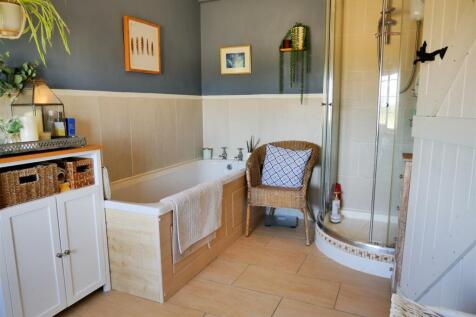 FOUR PIECE BATHROOM
