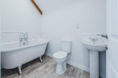 EN-SUITE BATHROOM
