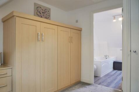TOP FLOOR: MASTER SUITE