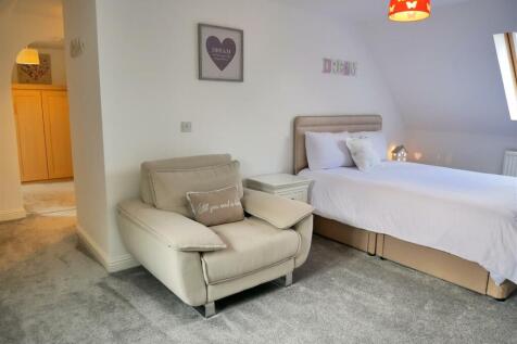 TOP FLOOR: MASTER SUITE