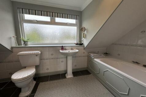 EN SUITE BATHROOM