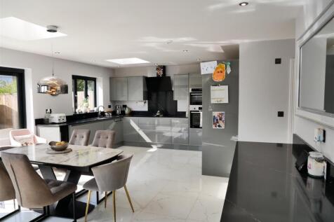 KITCHEN DINING AREA