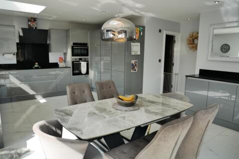 KITCHEN DINING AREA