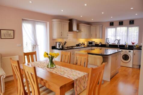 KITCHEN DINING FAMILY ROOM