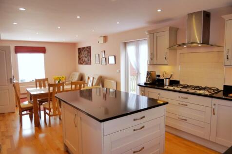 KITCHEN DINING FAMILY ROOM