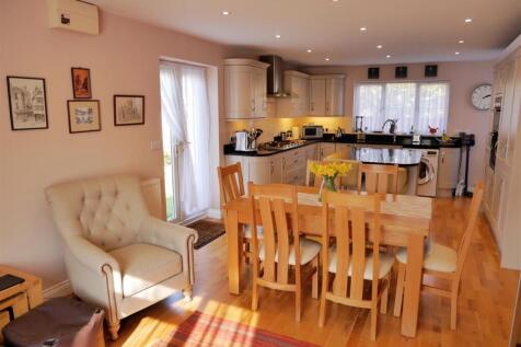 KITCHEN DINING FAMILY ROOM
