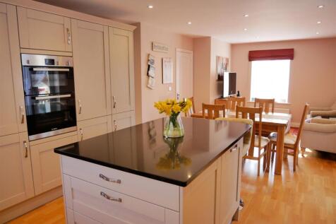 KITCHEN DINING FAMILY ROOM