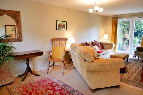 DUAL ASPECT LIVING ROOM