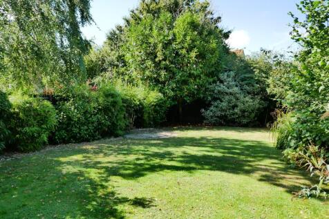 LARGE REAR GARDEN