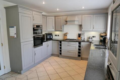 FITTED KITCHEN AREA