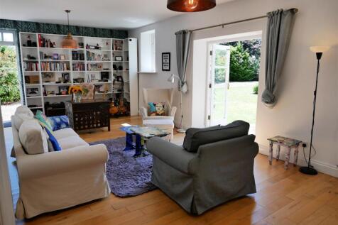MAIN LIVING SPACE