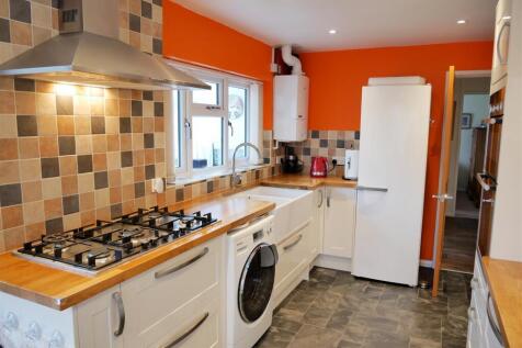 FITTED KITCHEN