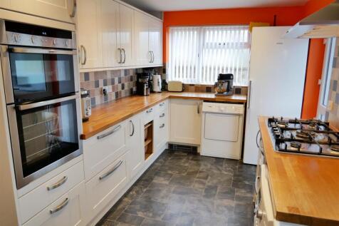 FITTED KITCHEN