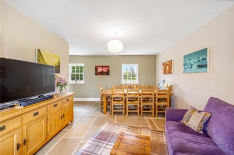 Lounge/Dining Area