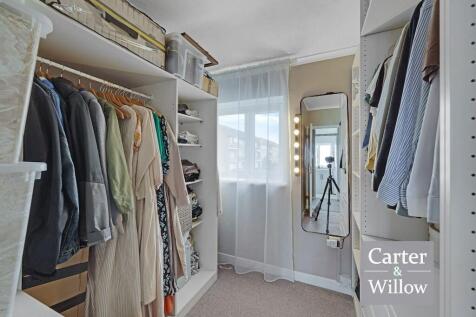 Walk in wardrobe 