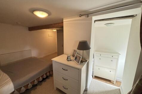 Bedroom (3).JPG
