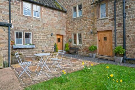 Courtyard Garden - dining and well.jpg
