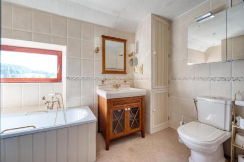 Bathroom - vanity unit and WC.jpg