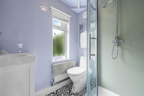 Bedroom One en-suite.jpg