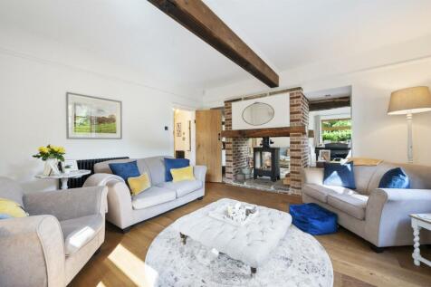 Snug towards fireplace.jpg