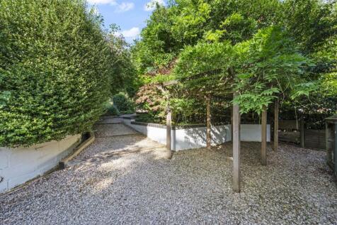 Pergola and path to garden.jpg