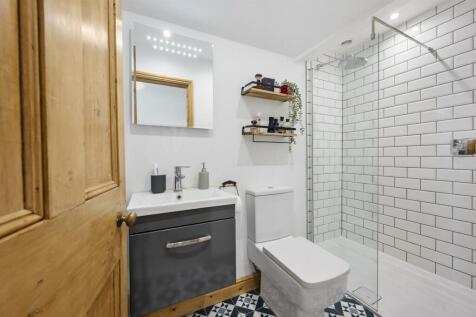 Bedroom Three en-suite.jpg