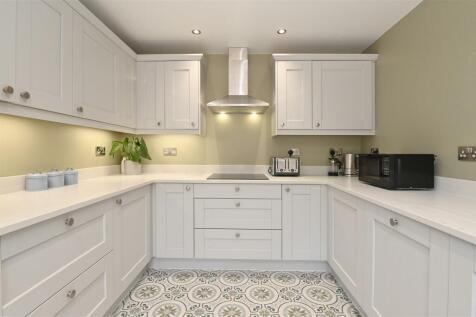 Breakfast Kitchen to hob.jpg