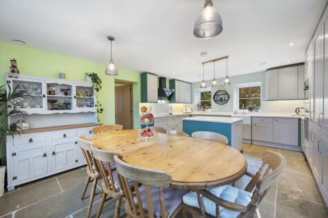 Dining area towards kitchen.jpg