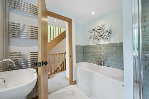 Bathroom - bath.jpg