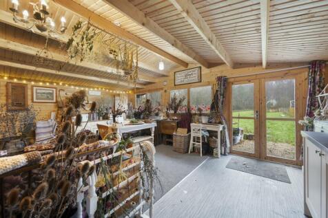 Log cabin to garden.jpg