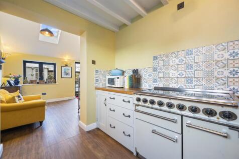 Kitchen - stove.jpg